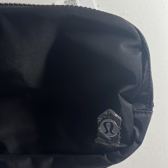 NWT Everywhere Belt Bag Wordmark Logo Black/White - Lululemon Logo Crossbody Bag - Picture 2 of 4